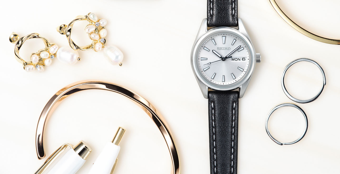 Ohrringe, Armband und Uhr von Seiko